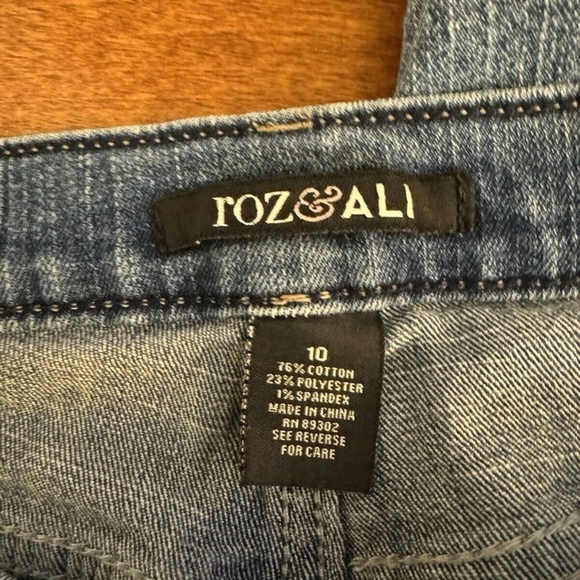 Roz & Ali Size 10 Medium Wash Straight Leg Mid-Rise Jeans w/26" Inseam - EUC - Picture 3 of 3